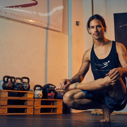 Personal Trainer gibt Gruppentraining