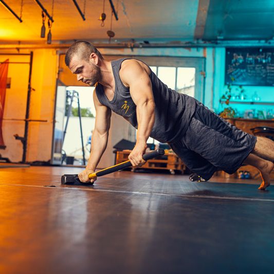 Personal Trainer Oleg Tokar beim Rumpftraining