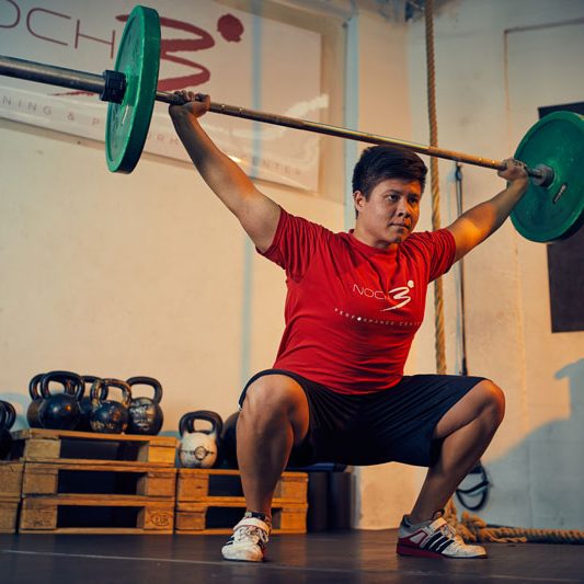 Personal Trainer beim Overheadsquat