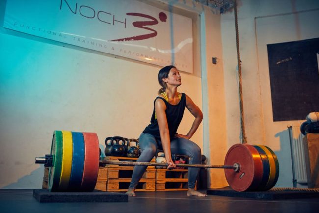 Frau beim Krafttraining