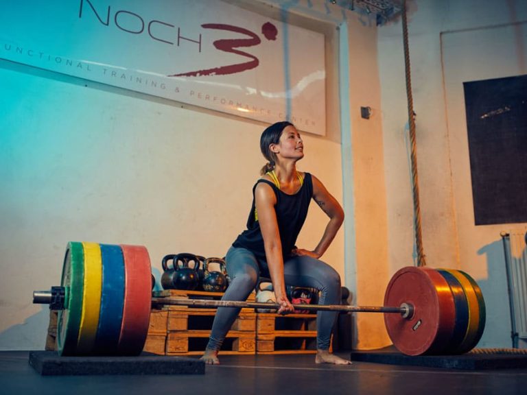 Frau beim Krafttraining